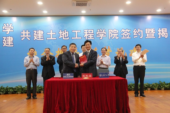 2015年，，，与长安大学共建天下第一个腾博汇游戏官网工程学院，，，设立腾博汇游戏官网工程学科硕士点、博士点。。。。。。.jpg