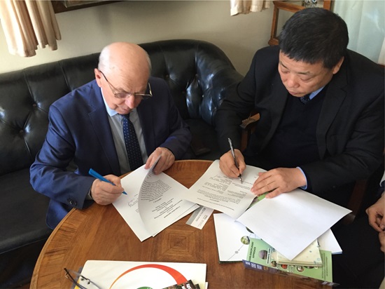 (10)集团党委书记、董事长韩霁昌与俄罗斯国立莫斯科大学土壤科学系系主任，，，，，，教授，，，，，，俄科学院通讯院士肖巴 谢尔盖 阿列克谢尔维奇签署相助协议.jpg